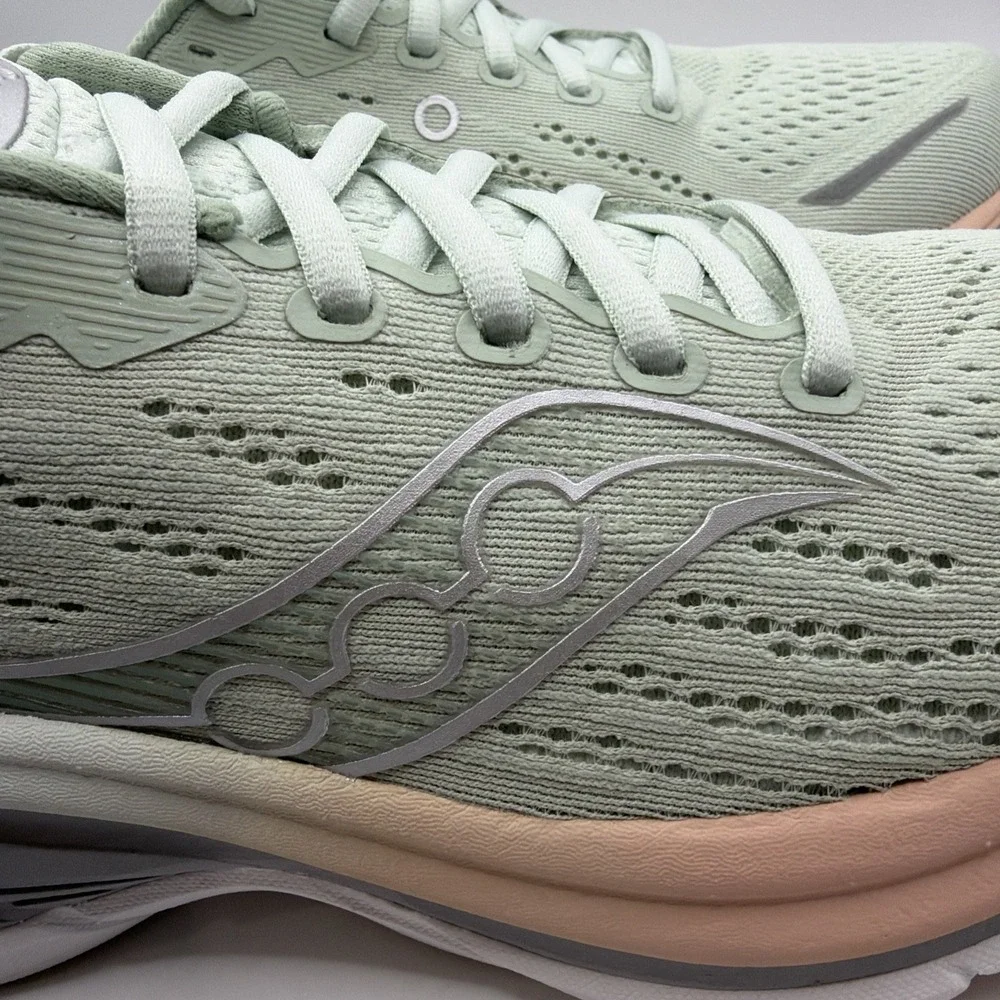 Saucony Womens Hurricane 25 Comfortable Athletic Shoes Mist Cameo Size 8.5. New